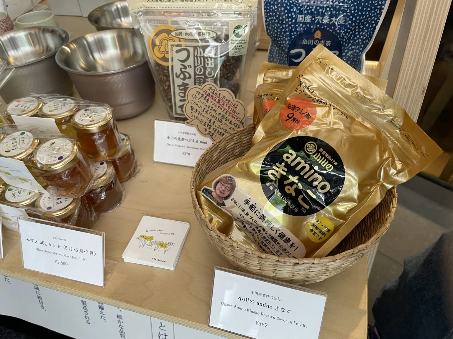 小川産業の麦茶も人気。暑い夏には、濃く煮出した麦茶を氷で冷やして飲みたくなります。
