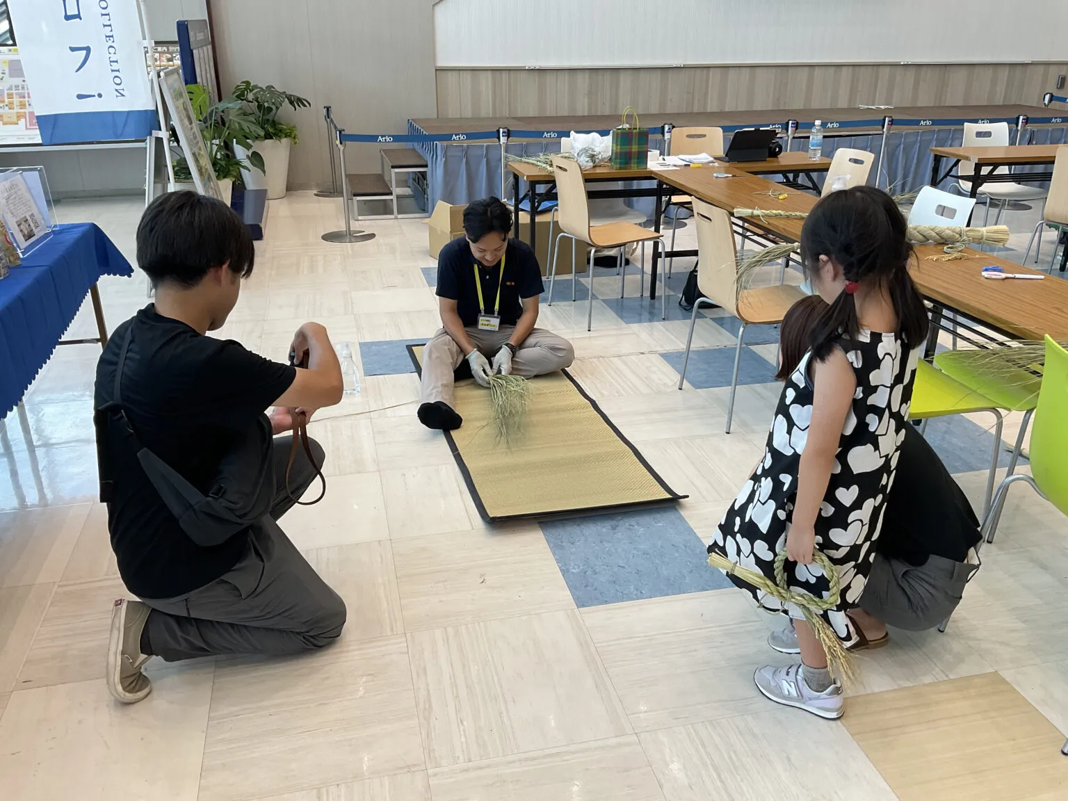 「しめ縄を1人で作るときは、足を使って藁束を押さえるんです」と首代さん。参加者が興味深く見守るなか、瞬く間に藁束がしめ縄へと変化していきます。