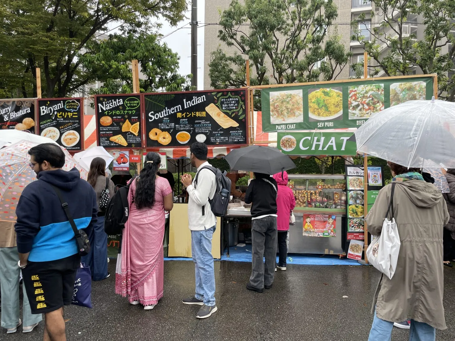 カレーやナン、ビリヤニはもちろん、どんな食べ物か想像できないような珍しい名前のメニューも並びます。