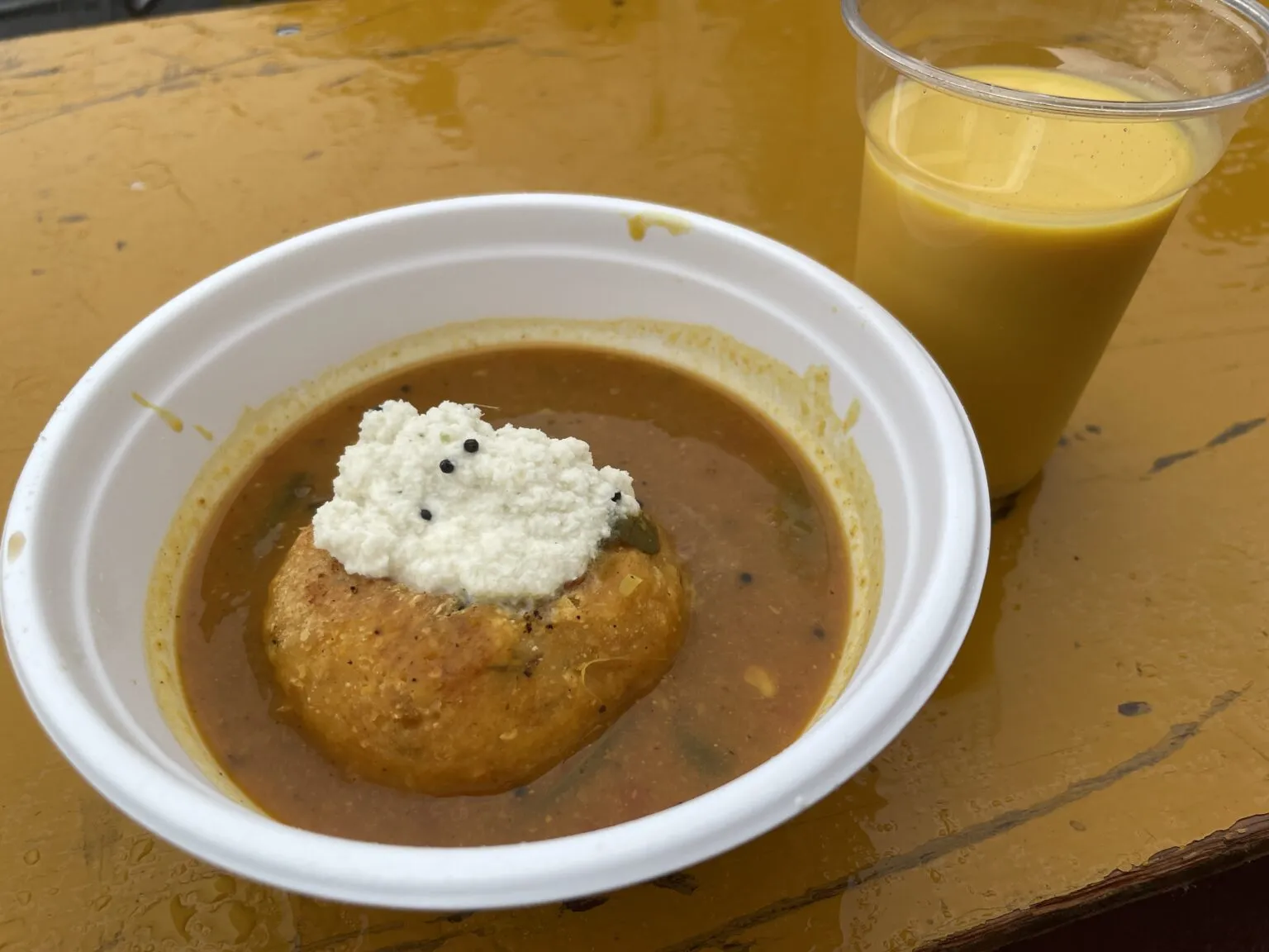 インドの軽食「ワダ・サンバル」。甘くないドーナツのようなじゃがいも味のする「ワダ」に、ピリッと辛いカレースープの味が染みて、寒い日にはうってつけ。
