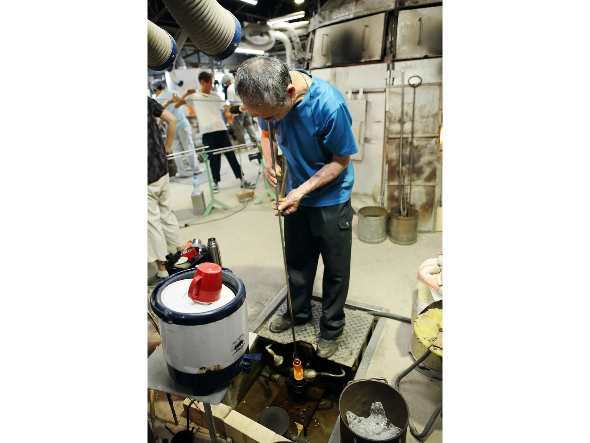 「型吹き」の中でも模様入りのガラスを作る工程は、柄が歪まないよう均一に息を吹き込む技術が必要であるため、熟練の職人が担当している。