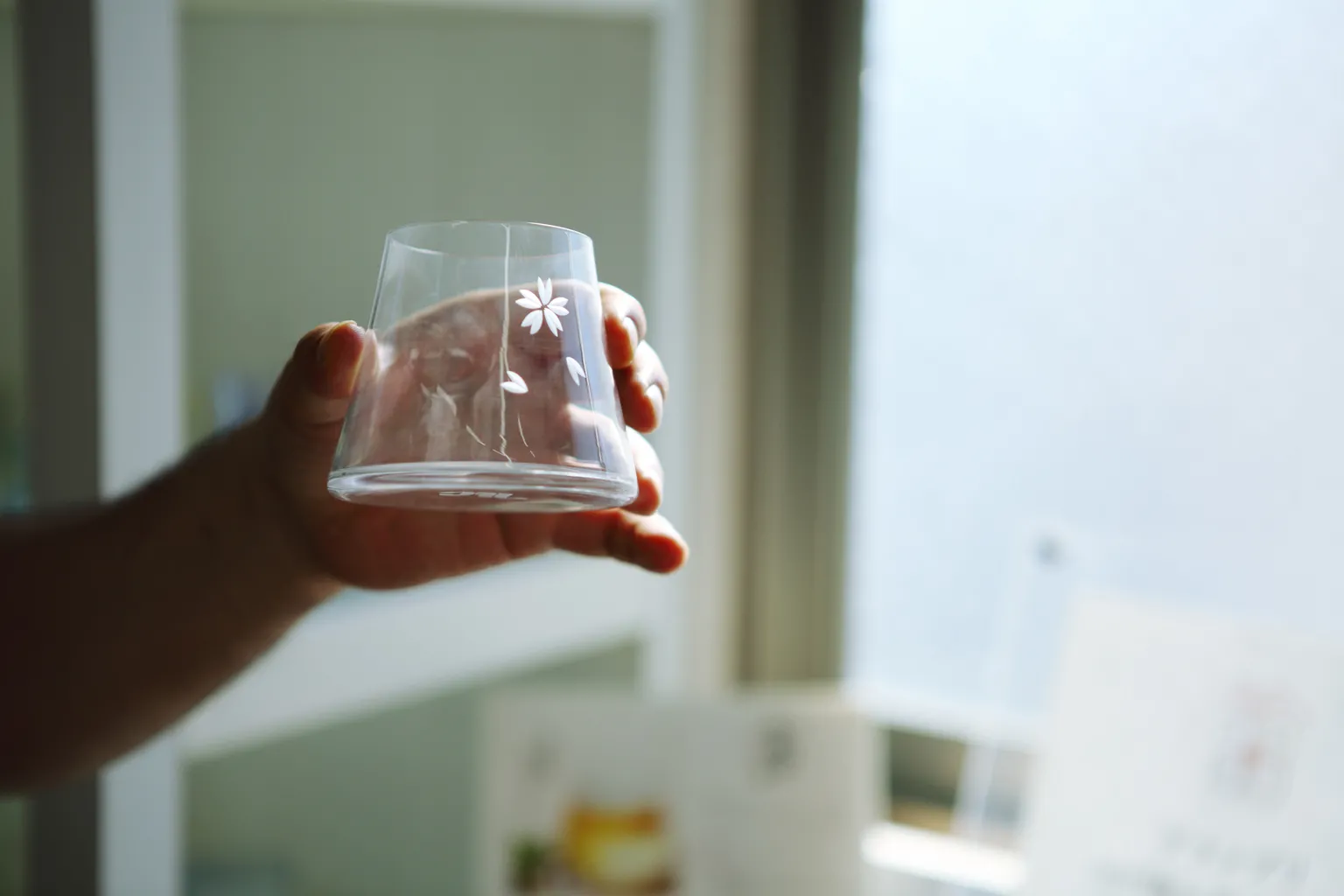 側面には、江戸中期の噴火でできた「宝永火口」を模した凹みが付けられ、握りやすさにも配慮されている。